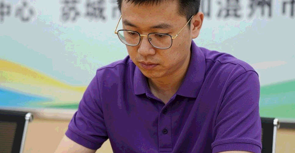 FRITZ 20: người tập cờ kiên nhẫn và căn phòng không khán giả